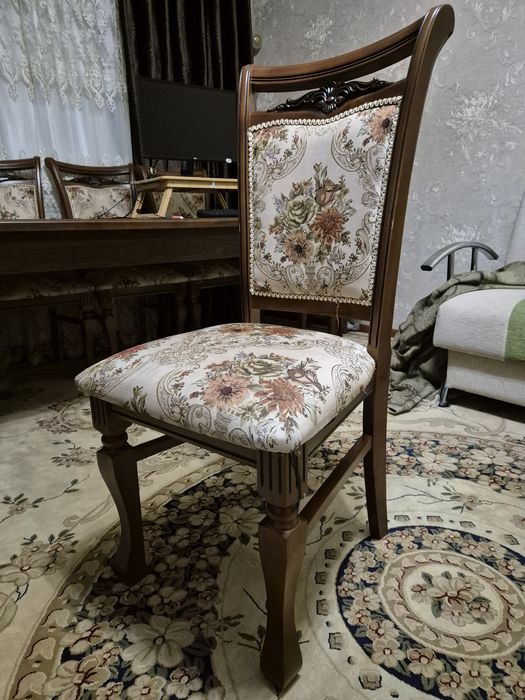 Стол ва 12 та стул. Холати ало даражада.