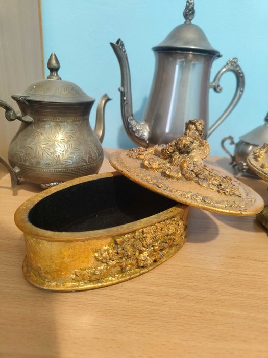 Антикварни декоративни метални съдове – чайници и позлатени кутии