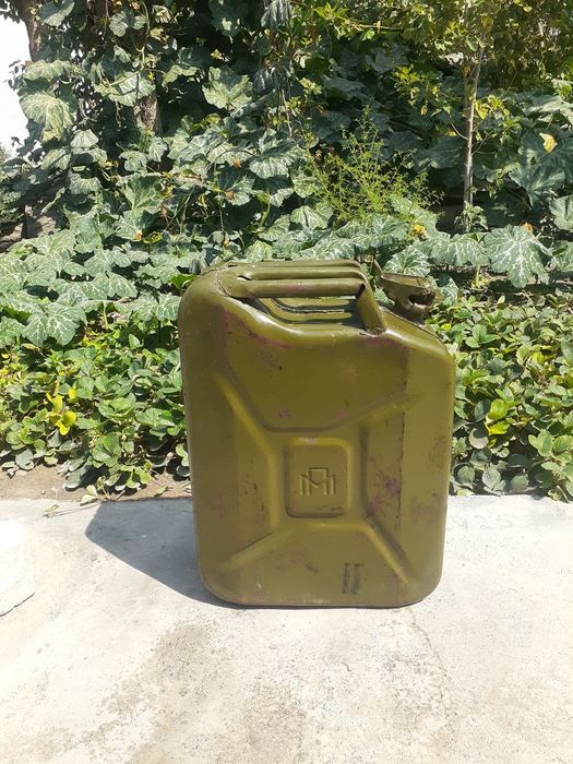 Продаётся железная канистра