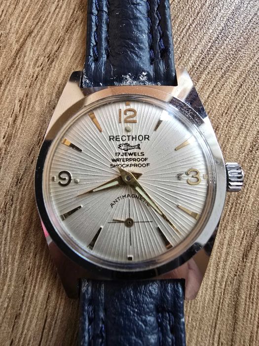 Винтидж механичен часовник "Recthor"