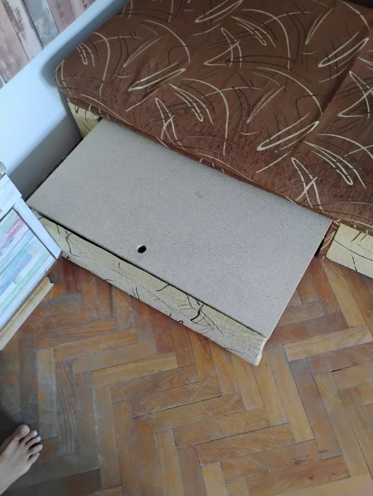 Разтегателен диван със възглавници