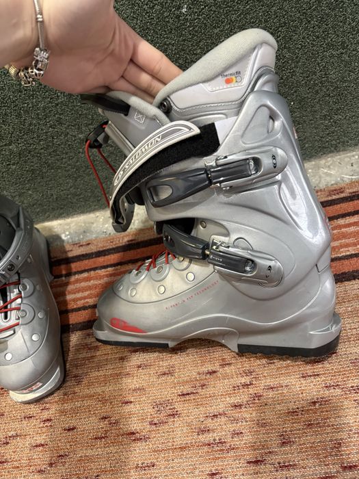 Детска каска и ски обувки