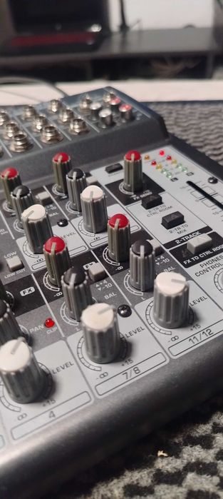 Mixer Behringer 1202