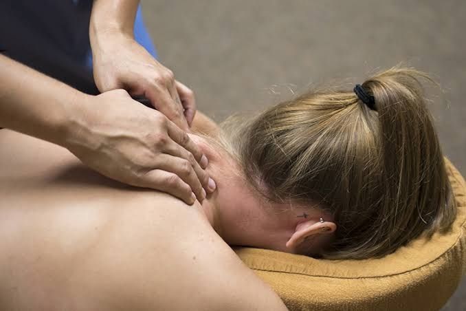 Массажист парень