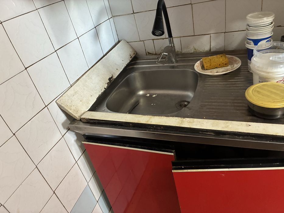 Кухонный гарнитур из8 ми предметов (сюда же стол и угл диван)