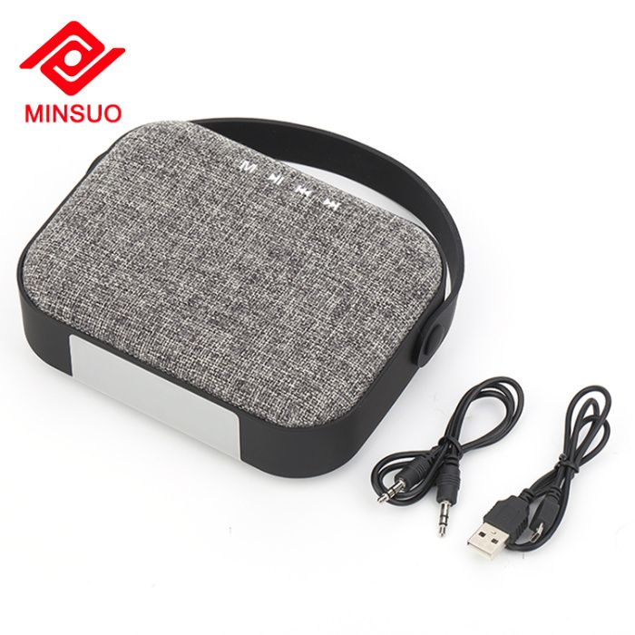 Блутут колонка говорител с текстилна обвивка и гумирана дръжка.