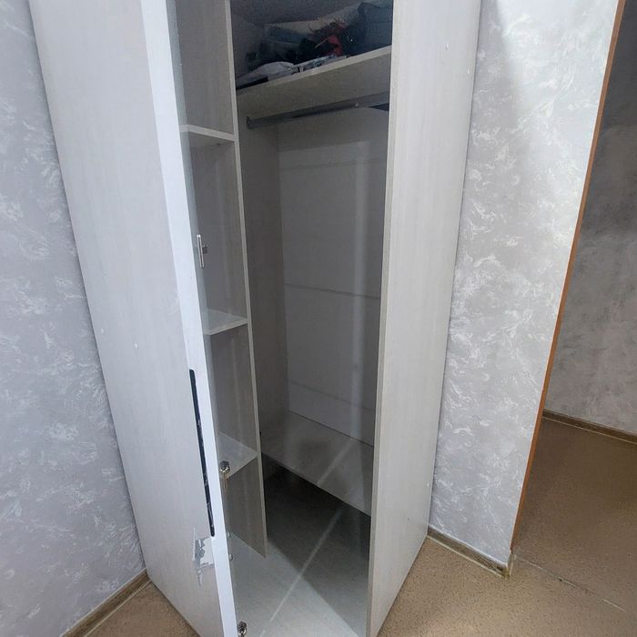 Продам угловой шифонер