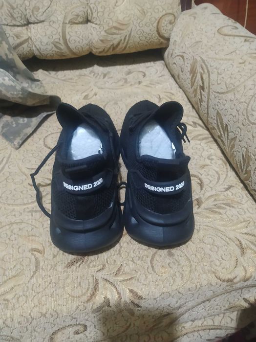 Продам  кроссовки  40  размер