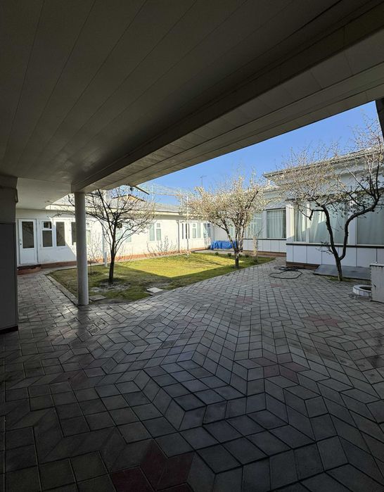 Shoshilinch sotiladi! Burchakda joylashgan katta uy, investorlar uchun