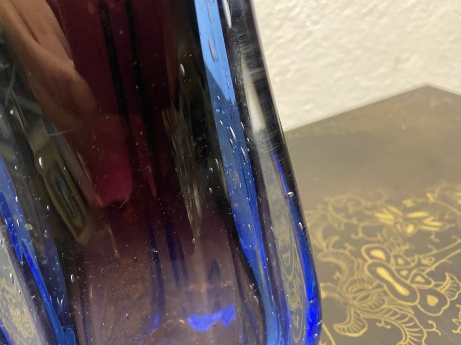 Италианска ваза от цветно стъкло с преливащи цветове