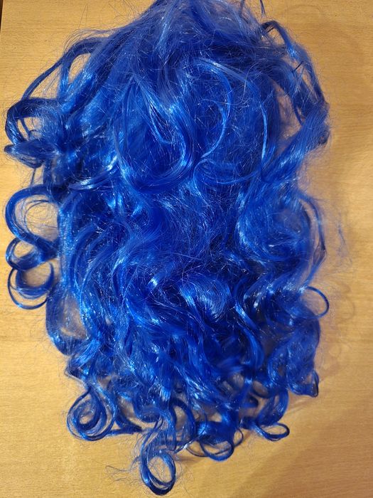 Нежна перука в синьо