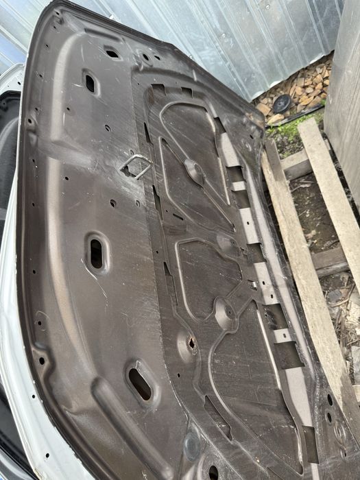 Капот веста оригинал с диффектом