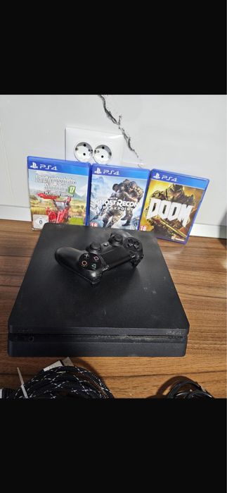 Se vinde ps4 slim cu un controler si 4 jocuri