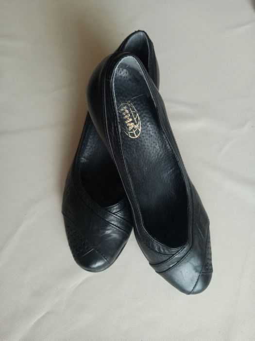 Дамски черни обувки номер 38