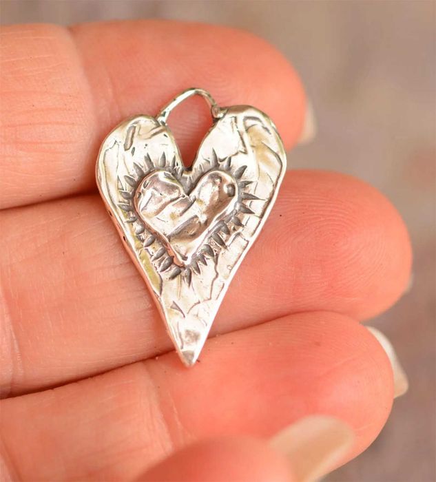 Сребърен медальон 925 сърце със сърце – талисман за любов.