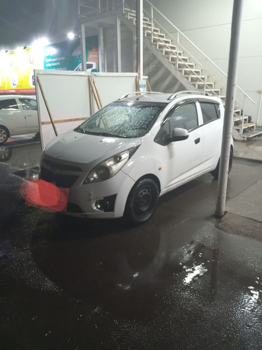 Spark 2011 yili oq rangli