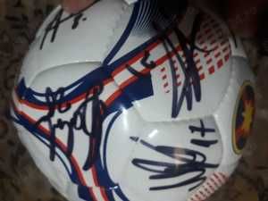 Campiona FCSB - MINGE cu autografe - Banii merg la un baiat bolnav
