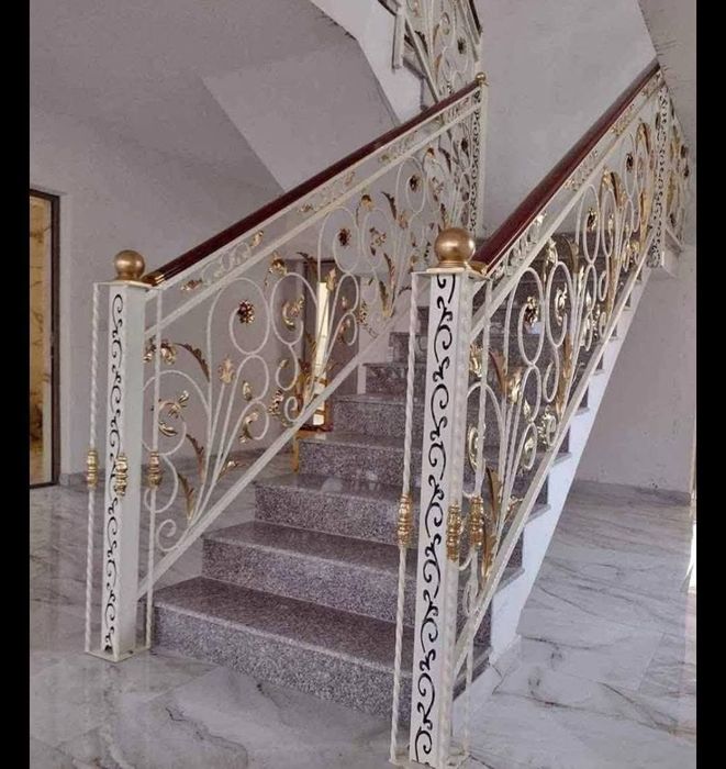 Balustrada din fier forjat și tablă decupată.