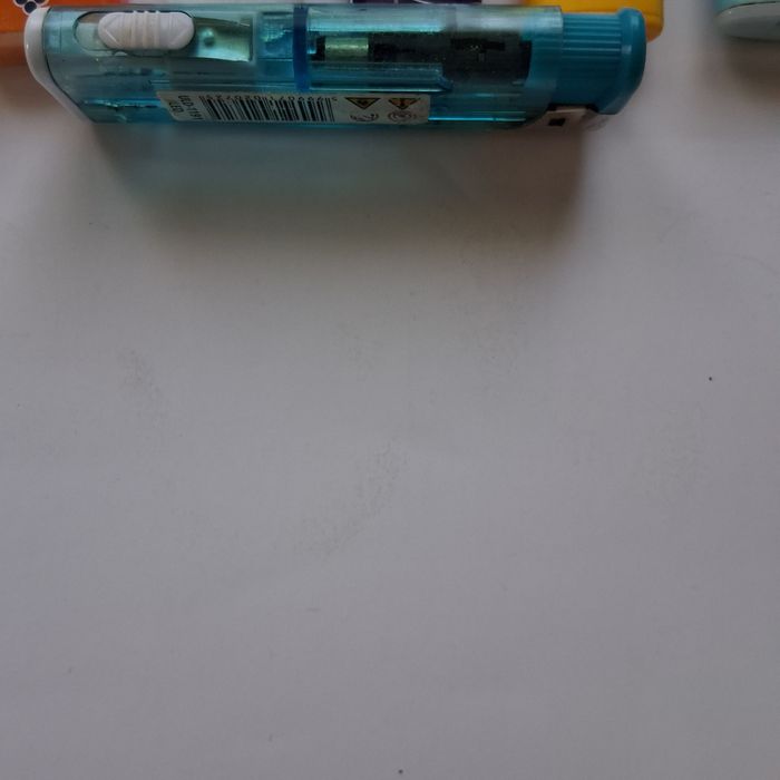 Продавам запалки за цигари.