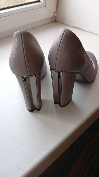 Туфли модельные на каблуках