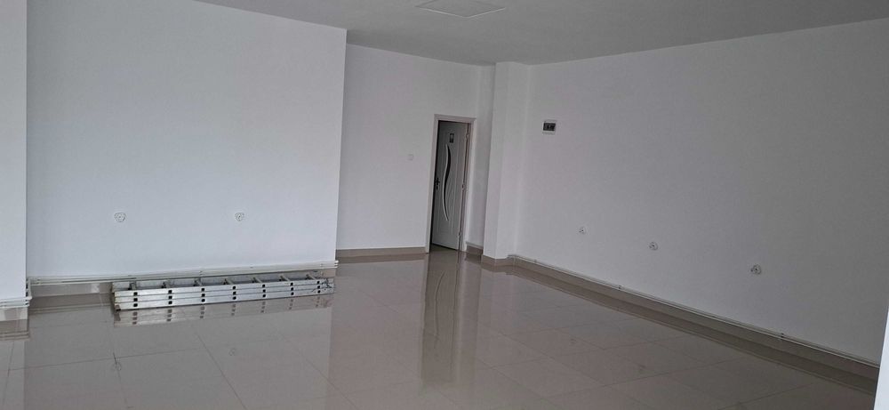Ofer spatiu comercial de inchiriat in Onesti 80 m2