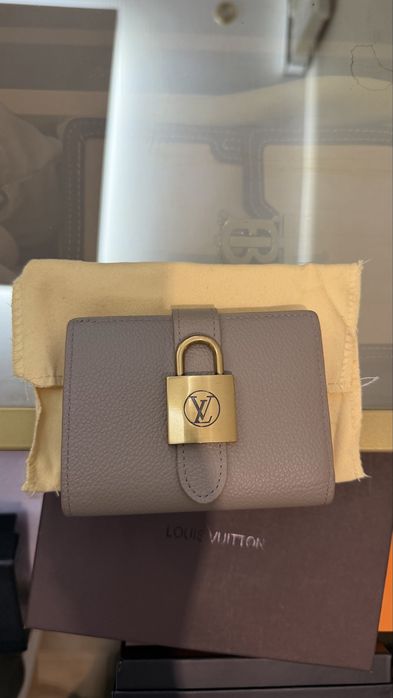 Аксесоар тип портфейл LV