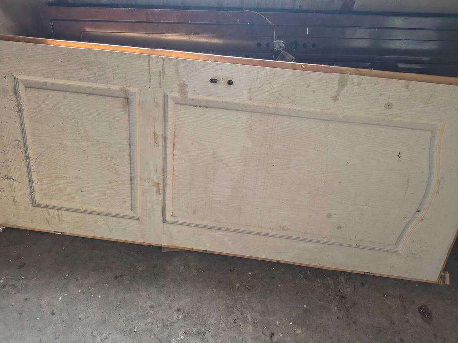 Vând uși metalice și din lemn