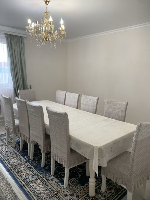 Стол и стулья в гостиную