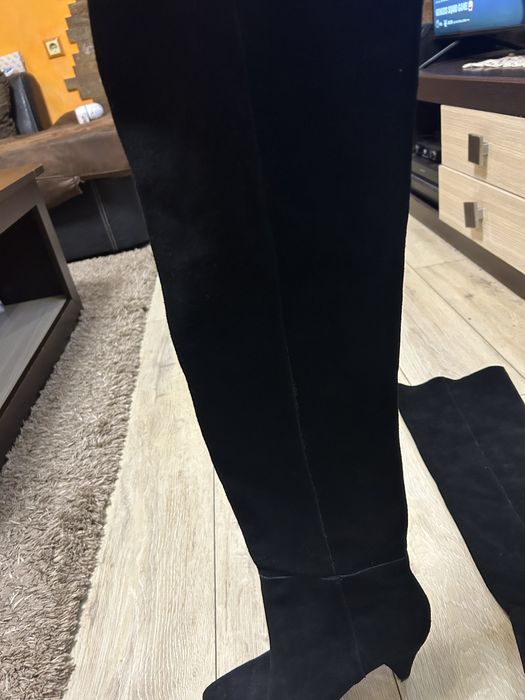 Черни ботуши над коляното