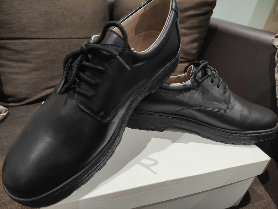 Чисто нови мъжки обувки