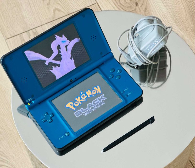 Nintendo DSi XL Midnight Blue 134 записани игри Pokemon Zelda Mario Нинтендо