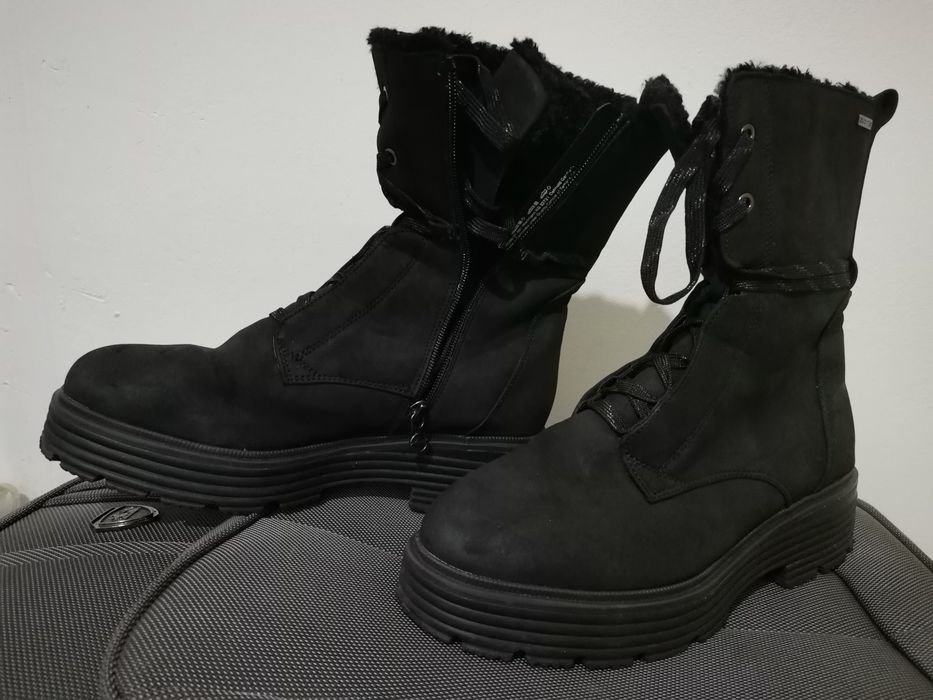 Cizme de piele intoarsa si imblanite.