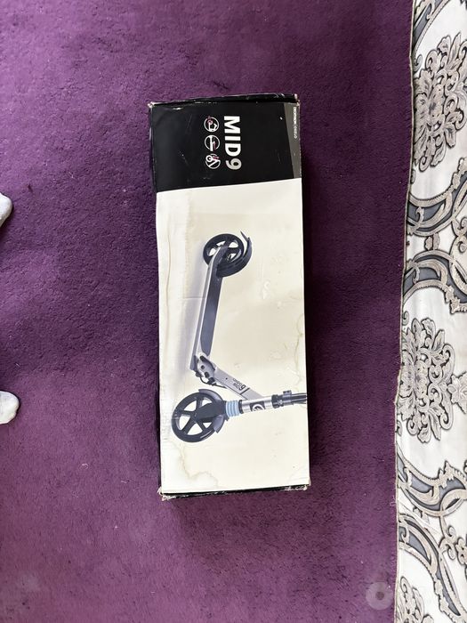 Samokat maxsus tormozlari bilan, samokat ideal holatda