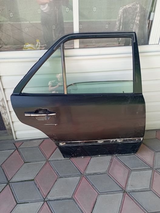 124 Мерс продам дверь