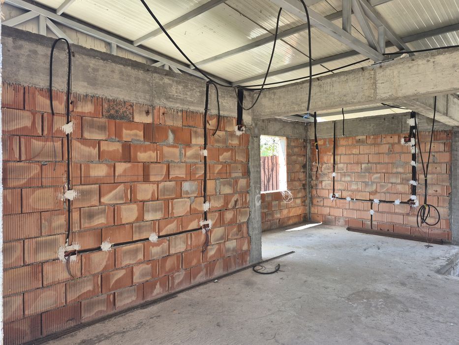 Casa individuala in constructie - pozitie buna,utilitati trase,proiect pregatit pentru finalizare