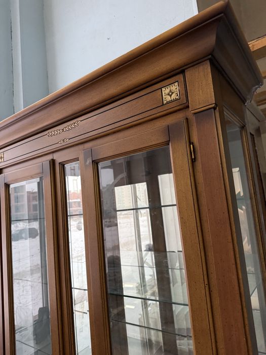 Шкаф витрина сервант