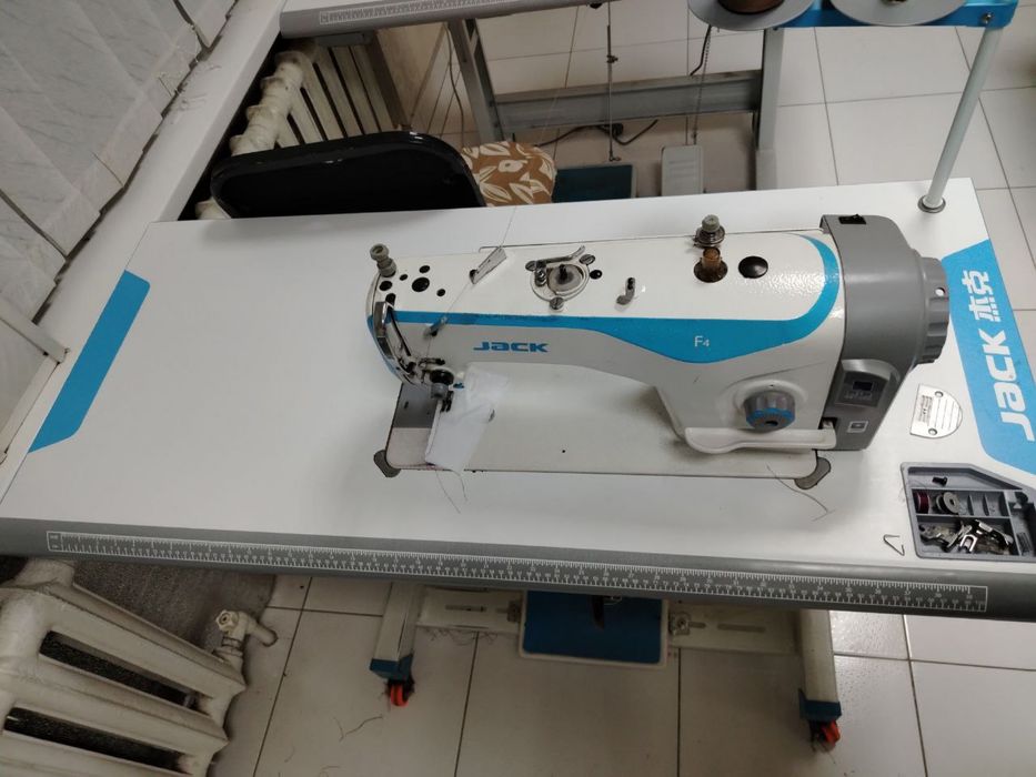 Продается швейная машинка Jack F4