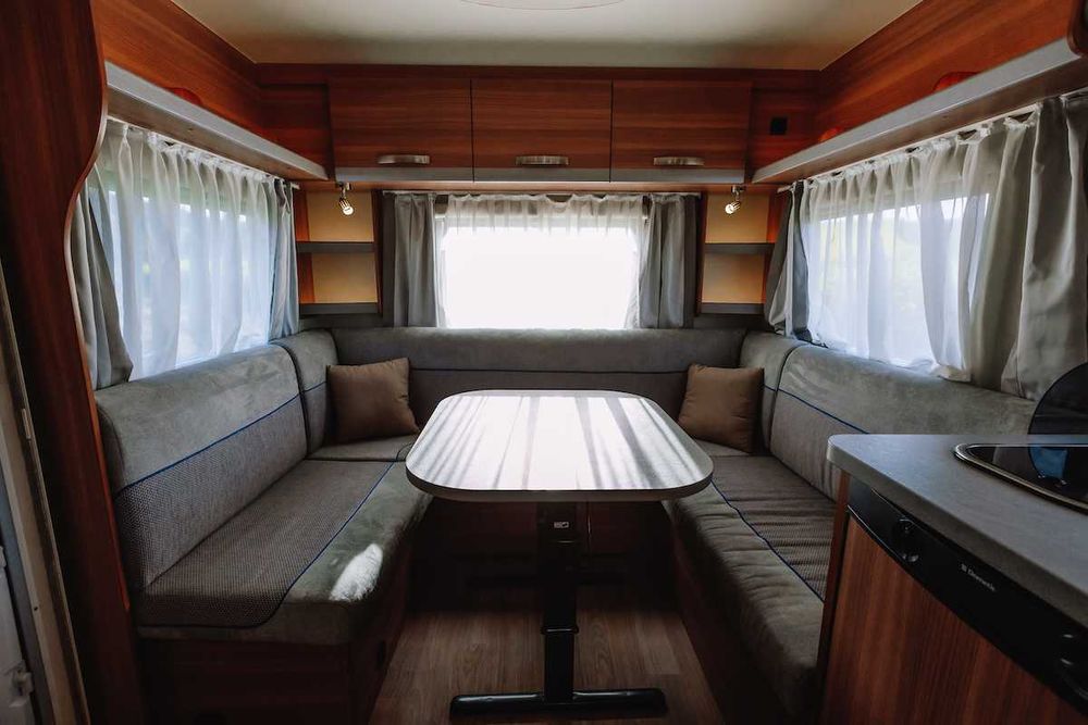 Rulotă Weinsberg 450 FU | An 2017 | AC Truma | Copertină FIAMMA | 4–5 pers | 1350 kg