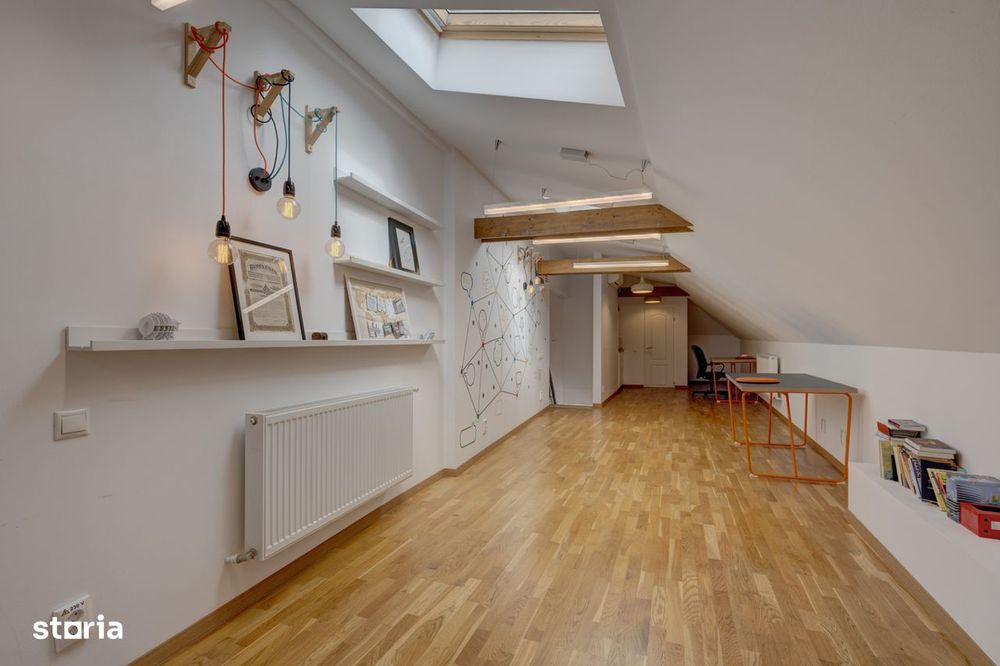 In Cartierul Evreiesc, casa 3 camere pivnita si mansarda open space.