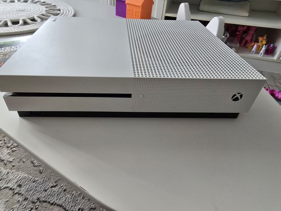 XBOX  one 1 tb .