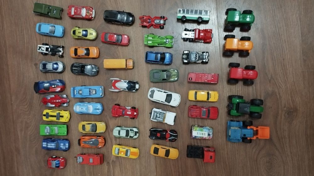 Продам машинки маленькие и средние