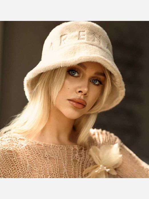 Дамска шапка ZARENA с периферия от teddy плюш - бежова