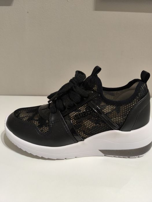 Спортни обувки Guess 37.Цена 80лв.