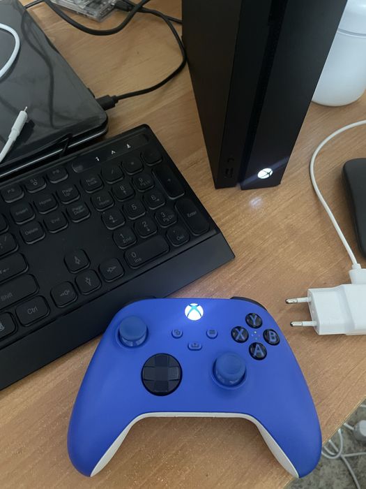 Продам X-box one X 1 терабайт