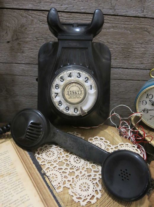 Бакелитен телефон за стена