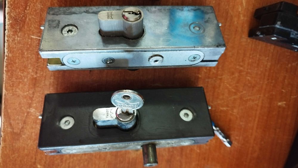 Части за стъклена врата брави , дръжки , подов автомат Dorma и др.