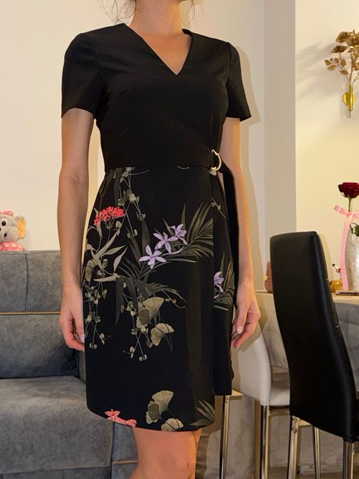 Рокля Ted Baker в черно с цветя