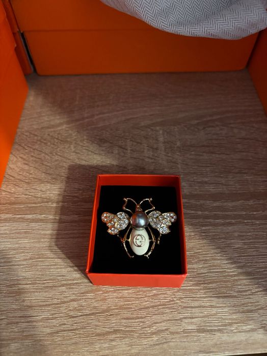 Broșă Gucci albinuță logo