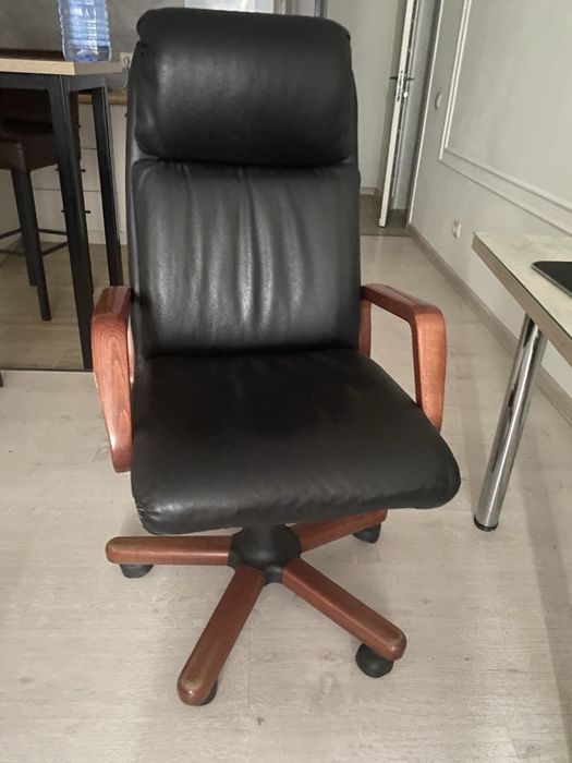 Продается офисное кожаное кресло!