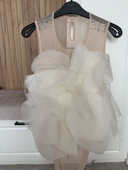 Топ с нежно цвете. Носен само веднъж на повод . С размер .